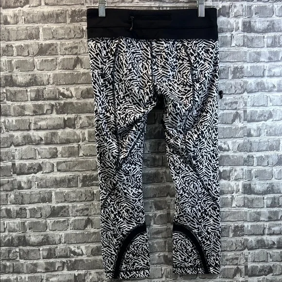 Stylish‎ Lululemon capri Black and White Patterned leggings - Picture 5 of 11